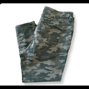 High rise ankle skinny jeans in camo by universal threads. Sz 16/33